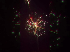 নতুন বছরের জন্য বড় পেশাদার 70 শট বিবাহের কেক ফায়ারওয়ার্ক প্রদর্শন