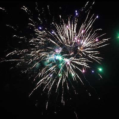 100 শট কেক ফায়ারওয়ার্ক টাইপ এবং বড়দিনের অনুষ্ঠান বড় কেক ফায়ারওয়ার্ক পাইরোটেকনিকস পাইকারি জন্য